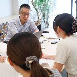 社長に企画書をプレゼンする様子