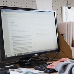 取材をもとに原稿を執筆する姿