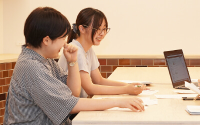 当社新入社員が会社案内の印刷用紙を選定している様子