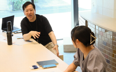 当社新入社員が上司に企画書のフィードバッグを受けている様子