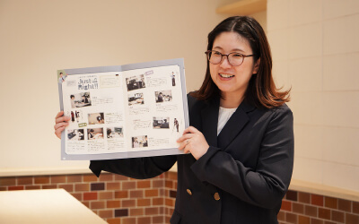 当社採用担当者が会社説明会で会社案内を紹介している様子