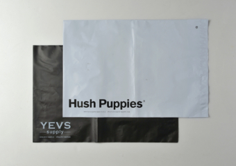 「Hash Puppies」と「YEVS supply」の発送袋